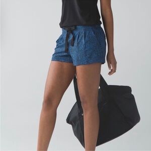 Lululemon Spring Break Away Short II Pleated Cuffed Blue and Black Print Size 6